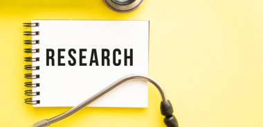 Not defterine steteskopla sarı arkaplan yaz. Tıbbi konsept.