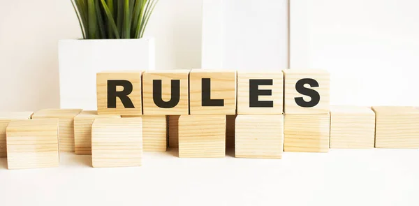 Cubos Madeira Com Letras Uma Mesa Branca Palavra Regras Fundo — Fotografia de Stock