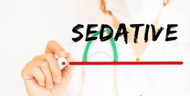 Doktor SEDATIVE metnini bir kalemle yazıyor. Tıbbi.