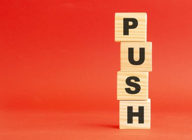 Kelimesi kelimesine itme tahtadan küpler. Tasarım ve konseptin için. Kırmızı arka planda tahta küpler. Solda boş alan.