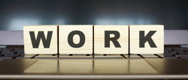 Sözler işe yarıyor. Laptop klavyesinde izole edilmiş tahtadan küpler. İş Konsepti resmi.