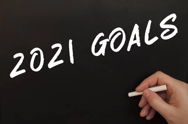 Αντρικό Χέρι Γράφει Κιμωλία Τις Λέξεις 2021 Goals Μαύρο Πίνακα — Φωτογραφία Αρχείου