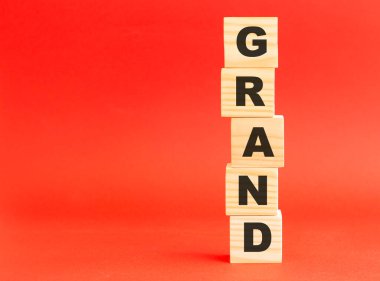 Kelime ağırlığıyla ahşap küpler. Tasarım ve konseptin için. Kırmızı arka planda tahta küpler. Solda boş alan.