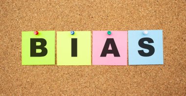 Tahtaya yapıştırılmış harflerle renklendirilmiş notlar. Sözcük BİAS.