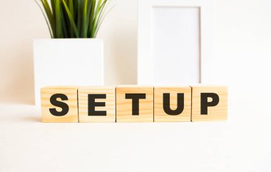 Beyaz bir masanın üzerinde harfler olan tahta küpler. Kelime 