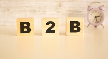 B2B sözcüğü ahşap küplerden oluşur, arkaplandaki en üst görünüm. Çalışma alanı.