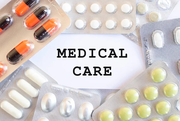 白色背景上的医疗护理 周围有不同的药物 医疗概念 — 图库照片