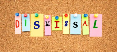 Tahtaya yapıştırılmış harflerle renklendirilmiş notlar. Kelime ayrımcılığı. Çalışma alanı.