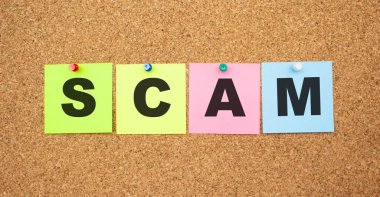 Tahtaya yapıştırılmış harflerle renklendirilmiş notlar. Kelime dolandırıcılığı. Çalışma alanı.