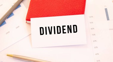 Metin bölünmesi olan beyaz kartvizit kırmızı kart sahibinin yanında yatıyor.