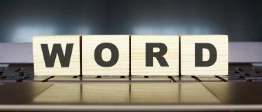 Kelime. Laptop klavyesinde izole edilmiş tahtadan küpler. İş Konsepti resmi.