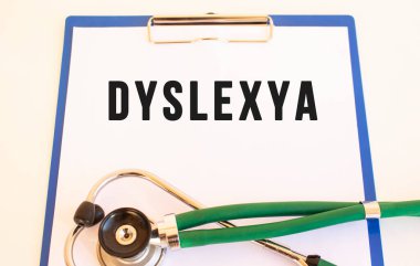 DYSLEXYA - tıbbi klasörde belgeler ve beyaz arkaplanda steteskop. Tıbbi konsept.