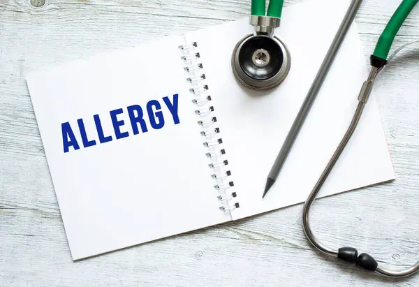 Allergy Está Escrito Cuaderno Sobre Una Mesa Madera Lado Del — Foto de Stock