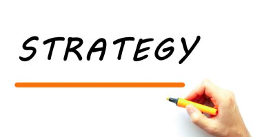 İşaretli el yazısı STRATEGY. Beyaz arka planda izole edilmiş. İş konsepti.