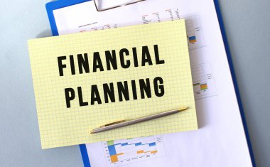 Finans Planlama metni. Not defterine kurşun kalemle yazılmış. Diyagramlı bir klasöre not düşür. Mali konsept.
