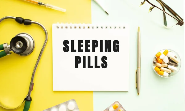 Tekst Sleeping Pills Notebook Met Stethoscoop Pen Gele Achtergrond Medisch — Stockfoto