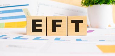 Tahta küplerle ilgili ETF kelimesi. Arka plan bir iş grafikleri. Finans kavramı