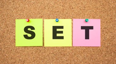 Tahtaya yapıştırılmış harflerle renklendirilmiş notlar. Sözüm söz. Çalışma alanı.