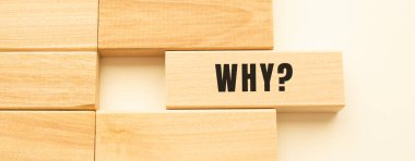 Neden beyaz bir masanın üzerinde duran bir tahta şerit üzerinde mesaj yazıyorsun? Kavram.