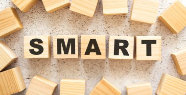 SMART kelimesi ahşap küplerden oluşur, arkaplandaki en üst görünüm. Çalışma alanı.