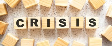 Kriz kelimesi ahşap küplerden oluşur, arkaplandaki en üst görüntü. Çalışma alanı.