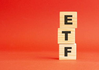 Kelimesi kelimesine ETF olan tahta küpler. Tasarım ve konseptin için. Kırmızı arka planda tahta küpler. Solda boş alan.