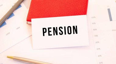 Yazılı beyaz kartvizit kırmızı kart sahibinin yanında..