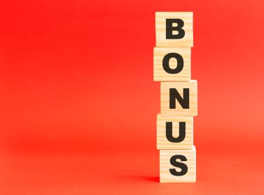 Tahta küp ve kelime bonusu. Kırmızı arka planda tahta küpler. Solda boş alan.