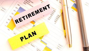 Kalem, defter, çıkartmalar masanın üstünde. Yukarıdan görüntüle.