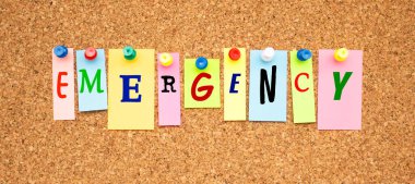 Tahtaya yapıştırılmış harflerle renklendirilmiş notlar. Kelime EMERGENCİ.