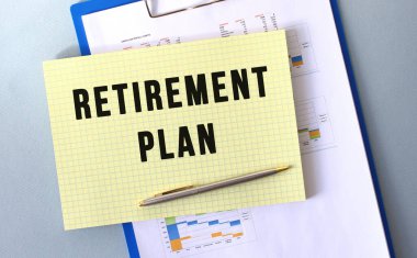 Emekli Planı. Not defterine kurşun kalemle yazılmış. Diyagramlı bir klasöre not düşür. Mali konsept.