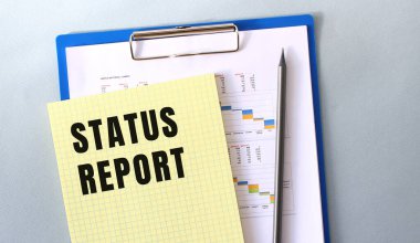 Not defterine kurşun kalemle yazılmış STATus metni. Diyagramlı bir klasöre not düşür. Mali konsept.