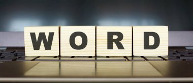 Kelime. Laptop klavyesinde izole edilmiş tahtadan küpler. İş Konsepti resmi.