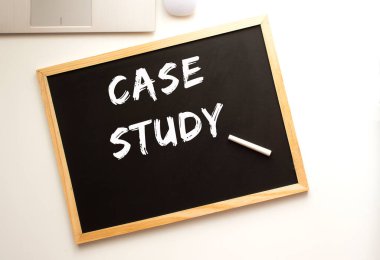 Metin Davası Çalışması tahtaya tebeşirle yazılmış. Ofis masası İş konsepti.