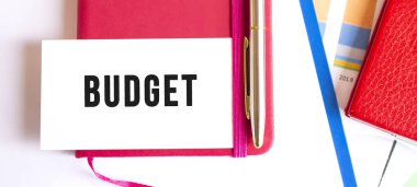 Not defterinin üzerinde duran beyaz kart üzerine metin bütçesi.