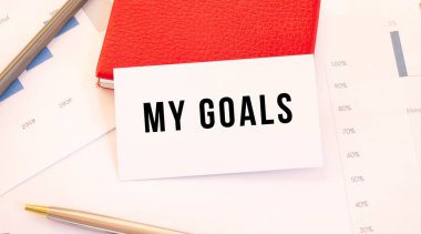 Mesajlı beyaz kartvizit. Hedeflerim kırmızı kart sahibinin yanında..