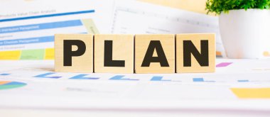 Tahta küplerle ilgili planlı bir kelime. Arka plan bir iş grafikleri. Finans kavramı