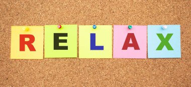 Tahtaya yapıştırılmış harflerle renklendirilmiş notlar. Kelime rahatlaması. Çalışma alanı.