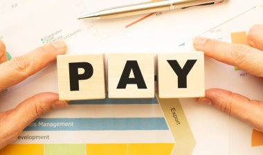 Çalışma masasının üzerinde paralı harflerle tahta küpleri tutan elleri gördüm. Üst görünüm