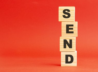 Kelimesi kelimesine ahşap küpleri. Tasarım ve konseptin için. Kırmızı arka planda tahta küpler. Solda boş alan.