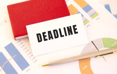 Metni Deadline olan beyaz kartvizit kırmızı kart sahibinin yanında duruyor.