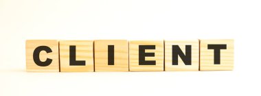 Müşteri kelimesi. Beyaz arka planda harflerle izole edilmiş tahta küpler. Kavramsal resim.