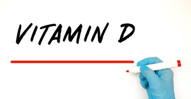 Doktor kırmızı kalemli VITAMIN D metni yazıyor.