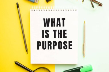 Ofis masasında ofis malzemelerinin olduğu not defteri. Sarı arkaplan kavramı. İş konsepti.