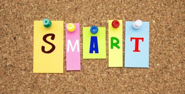 Tahtaya yapıştırılmış harflerle renklendirilmiş notlar. Kelime Ukalası. Çalışma alanı.