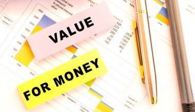 Kalem, defter, çıkartmalar masanın üstünde. Yukarıdan bak. Mali konsept.