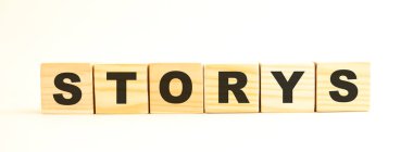 Hikayeler sözcüğü. Beyaz arka planda harflerle izole edilmiş tahta küpler. Kavramsal resim.