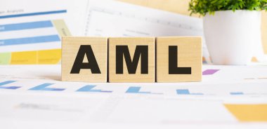 Tahta küplerle ilgili AML kelimesi. Arka plan bir iş grafikleri. Finans kavramı