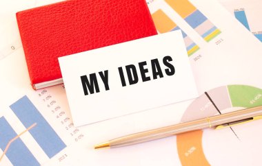 Mesajlı beyaz kartvizit. Fikirlerim kırmızı kart sahibinin yanında..