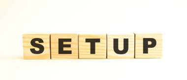 Tuzak kelimesi. Beyaz arka planda harflerle izole edilmiş tahta küpler. Kavramsal resim.